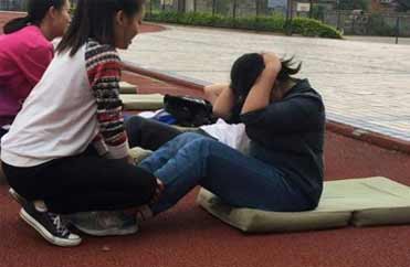 中考体育女生仰卧起坐
