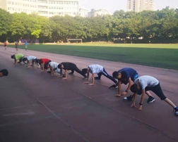 掷实心球学员培训现场